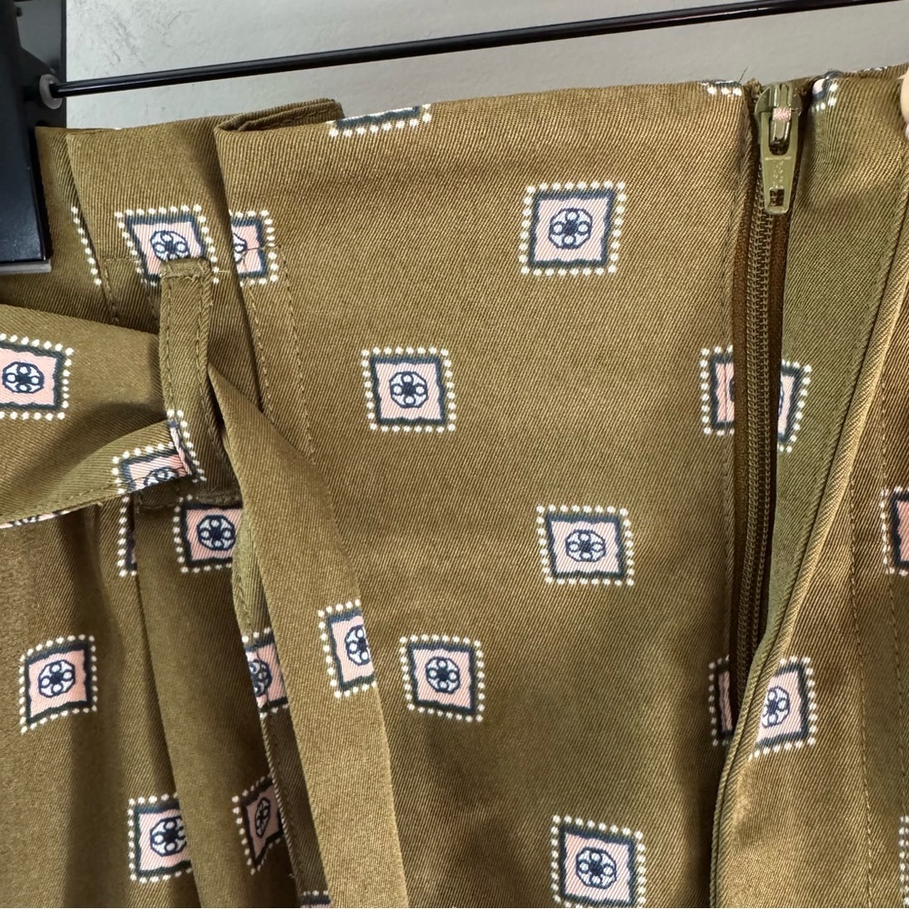 ANN TAYLOR FACTORY OLIVE GREEN PRINT BELTED SHORTS SIZE 2 - Picture 7 of 9